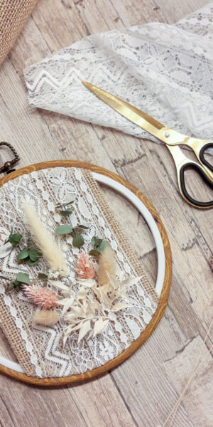 DIY | Stickrahmen dekorieren mit Spitze, Jute & Trockenblumen