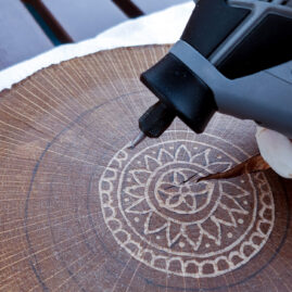DIY Baumscheibe gravieren mit dem Dremel | Creative-Material|
