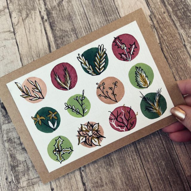 Selbstgemachte Weihnachtskarten //Grundiert man das Aquarellblatt mit Kreisen, Quadraten o.ä. kann man wunderbar mit Finelinern, weißen und goldenen Gelstiften z.B. weihnachtliche Motive drauf malen. 😃
#weihnachtskarten #christmascards #kartenbasteln #tannenzweige #weihnachtszeit #weihnachtsbasteln #watercolor #watercolour #watercolorpainting #aquarelle #aquarell #aquarellepainting #kraftpapier #creativematerial #diy #doityourself