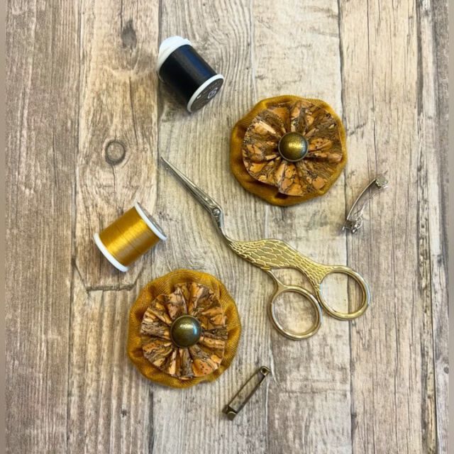 DIY | Stoffblumen 🤩
Super gut, was man alles noch aus Stoffresten zaubern kann!

In den nächsten Tagen folgen noch weitere Stoffblumenvarianten. Sie eignen sich sehr schön als Brosche, Haarspange oder auch einfach als Deko-Element - aber Vorsicht, die Produktion macht süchtig 😂

#diy #stoffblume #stoffblumen #stoffreste #stoff #nähen #nähenmachtglücklich #supereasy #handmade #knopf #brosche #deko #stoffdeko #stoffbrosche #kork #creativematerial #doityourself #handmadewithlove #stoffresteverwertung