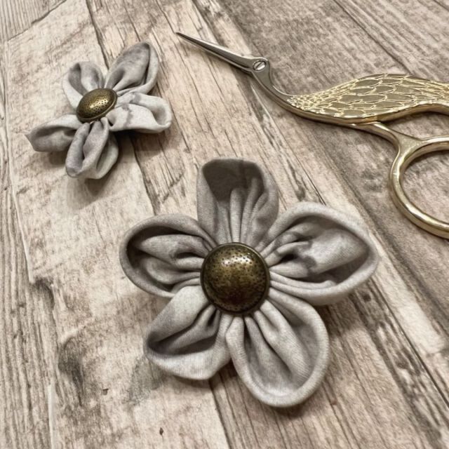 DIY | Stoffblumen | Variante 2

Bestehend aus:
✂️ 5 gleich großen Stoffkreisen
🪡 Knopf (Mitte)
🧵Broschennadel (Rückseite)

#diy #stoffblume #stoffblumen #stoffreste #stoff #nähen #nähenmachtglücklich #supereasy #handmade #knopf #brosche #deko #stoffdeko #stoffbrosche #kork #creativematerial #doityourself #handmadewithlove #stoffresteverwertung #selbermachen #schmuckselbermachen