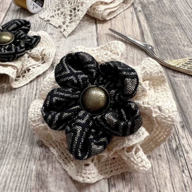 DIY | Stoffblumen | Variante 3

Bestehend aus:
✂️ 5 gleich großen Stoffkreisen
  Einem Stoffstreifen oder einem 
  Spitzenband
🪡 Knopf (Mitte)
🧵 Broschennadel (Rückseite)

Jetzt bin ich mal gespannt, welche Variante euch am besten gefällt? 😃

#diy #stoffblume #stoffblumen #stoffreste #stoff #nähen #nähenmachtglücklich #supereasy #handmade #knopf #brosche #deko #stoffdeko #stoffbrosche #kork #creativematerial #doityourself #handmadewithlove #stoffresteverwertung #selbermachen #schmuckselbermachen