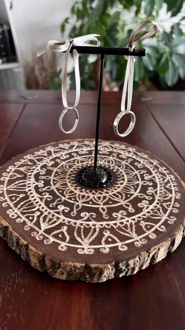 Dremel-Projekt - ein etwas anderes Ringkissen 😃
#sharemydremel #dremel #dremelmaker #dremelart #dremeltools #dremelcarving #dremelengraved #dremelwork #dremelstylo #creativematerial #hochzeit #ringkissen #wedding #weddingring #rings💍 #ringbox #weddinginspiration